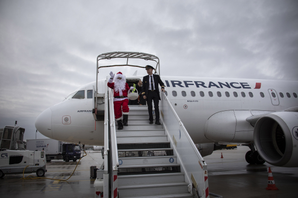 Le Père Noël a atteri à Roissy CDG.